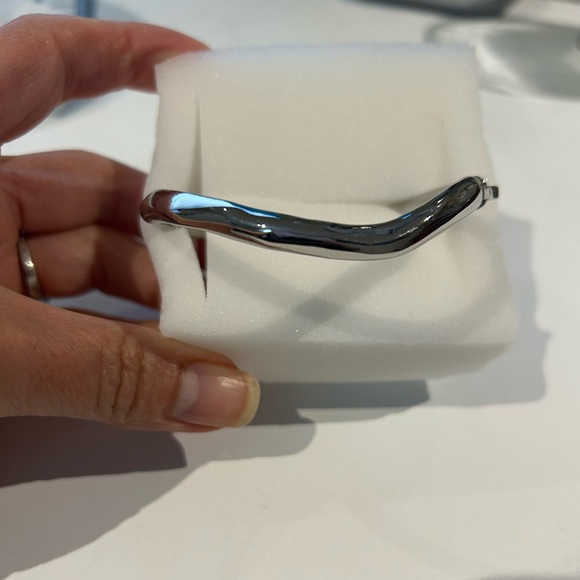 Stella & Dot sculpted silver bracelet - Picture 4 of 4